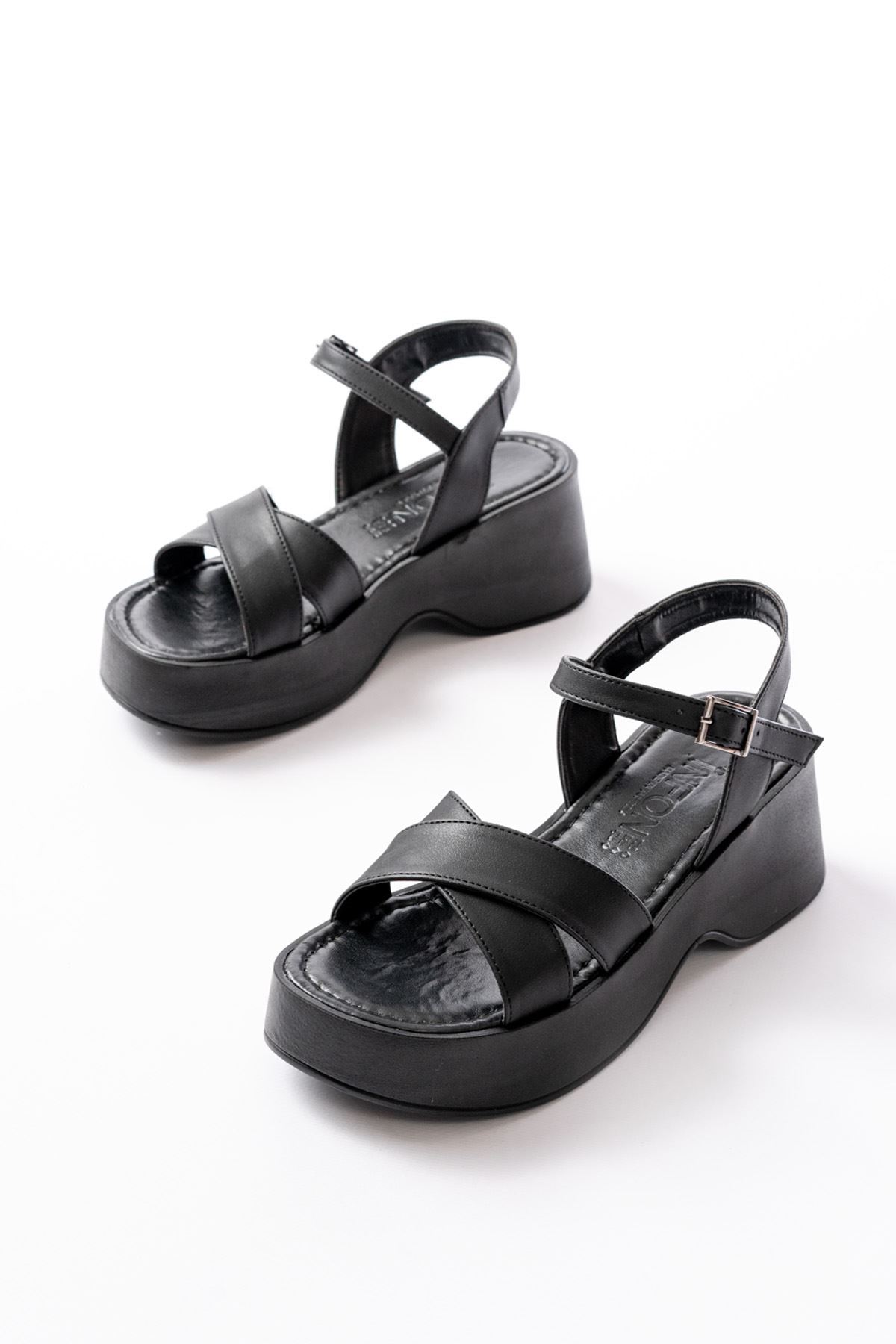 24414-1005 Siyah Günlük Çapraz Dolgu Topuk Kadın Sandalet