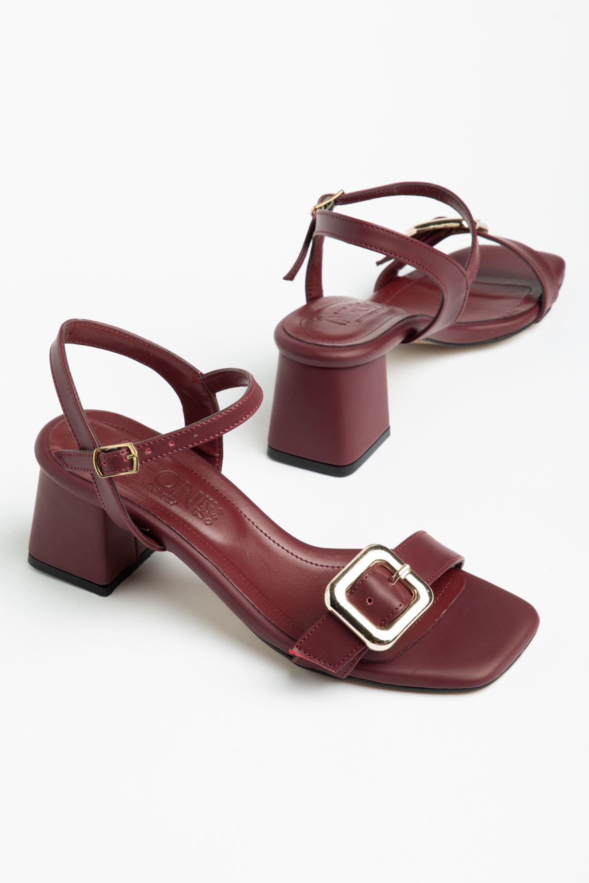S-481 Bordo Bilekten Bağlamalı Toka Detaylı Geniş Topuklu Kadın Sandalet