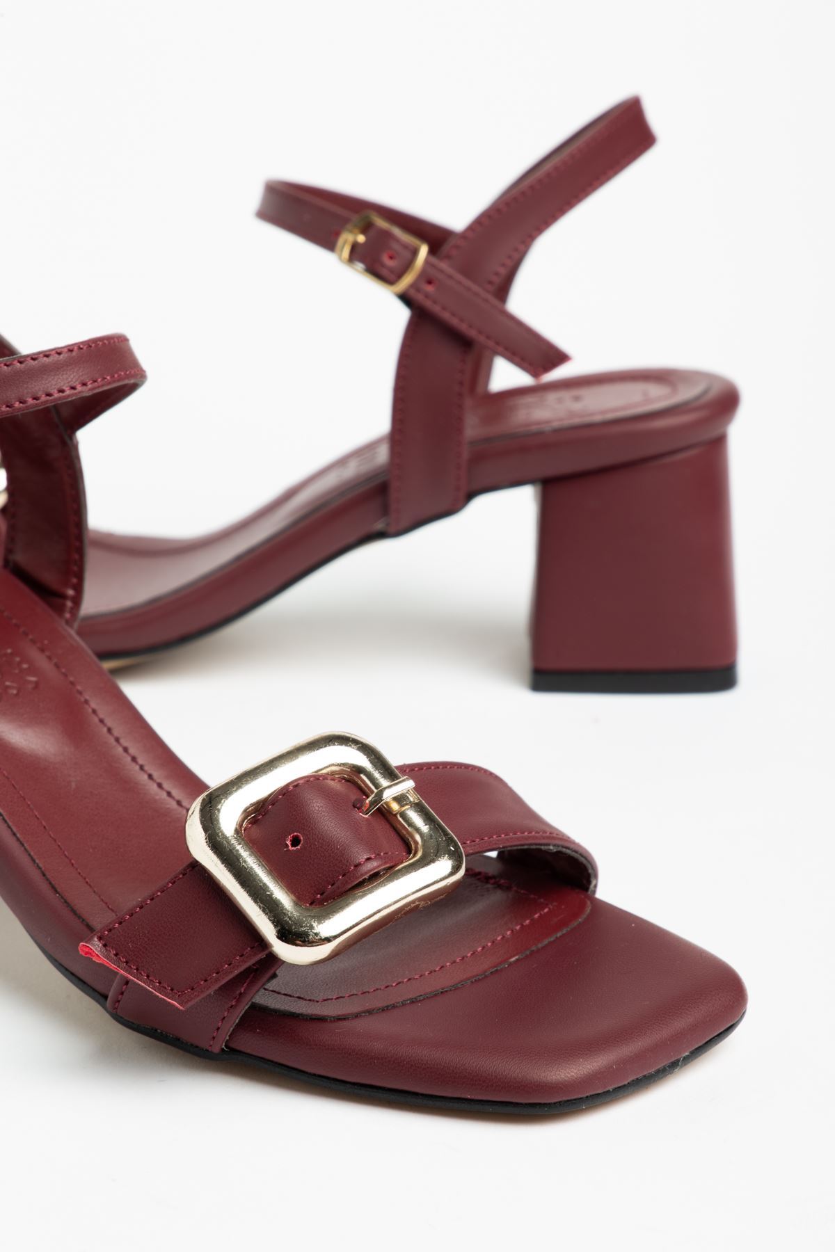 S-481 Bordo Bilekten Bağlamalı Toka Detaylı Geniş Topuklu Kadın Sandalet