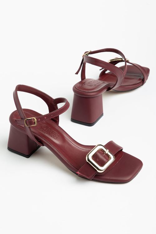 S-481 Bordo Bilekten Bağlamalı Toka Detaylı Geniş Topuklu Kadın Sandalet