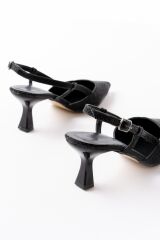 725 Siyah Pul Desenli Sivri Burunlu  Topuklu Kadın Ayakkabı