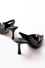 717 Siyah Rugan Sivri Burunlu Topuklu Kadın Sandalet