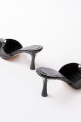 716 Siyah Rugan Sivri Burunlu Topuklu Kadın Terlik