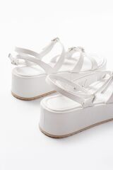 861-1222 Beyaz Tokalı Bilekten Bağlamalı Dolgu Kadın Sandalet