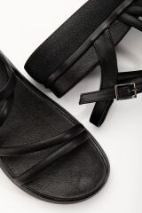 24422-844 Siyah Dolgu Topuk Kadın Sandalet