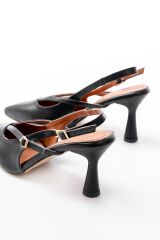 4962 Siyah Sivri Burun Tokalı Yuvarlak Topuk Kadın Sandalet