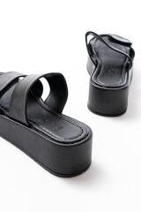 861-1034 Siyah Çıtçıtlı Dolgu Topuk Kadın Terlik