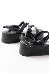 861-1222 Siyah Tokalı Bilekten Bağlamalı Dolgu Kadın Sandalet