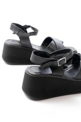 1024 Siyah Dolgu Topuk Çapraz Tokalı Ortopedik Taban Kadın Sandalet