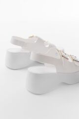 24414-572 Beyaz Tokalı  Günlük Dolgu Topuk Kadın Sandalet