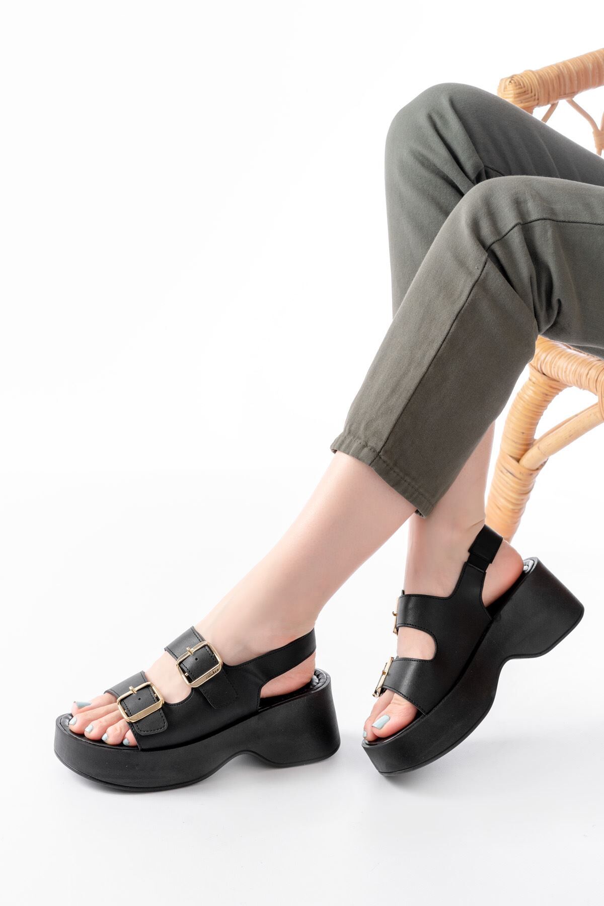 24414-572 Siyah Tokalı  Günlük Dolgu Topuk Kadın Sandalet