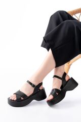 24414-1005 Siyah Günlük Çapraz Dolgu Topuk Kadın Sandalet