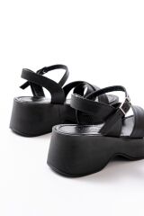 24414-1005 Siyah Günlük Çapraz Dolgu Topuk Kadın Sandalet