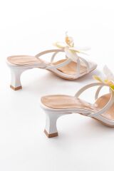 S-622 Beyaz Orkide Detaylı İnce Topuklu Kadın Terlik