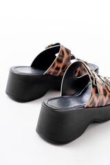 24414-574 Leopar Rugan Günlük Tokalı Dolgu Topuk Kadın Terlik