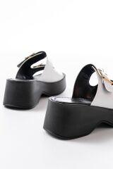 24414-574 Beyaz Rugan Günlük Tokalı Dolgu Topuk Kadın Terlik