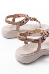 DM-609 Bej Taşlı Arka Lastikli Parmak Arası Kadın Sandalet