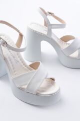 P-105 Beyaz Çapraz Kalın Topuklu Kadın Sandalet