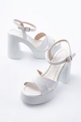 P-105 Beyaz Çapraz Kalın Topuklu Kadın Sandalet