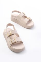 24413-572 Bej Günlük Dolgu Topuk Toka Aksesuarlı Kadın Sandalet