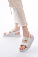 24413-572 Beyaz Günlük Dolgu Topuk Toka Aksesuarlı Kadın Sandalet