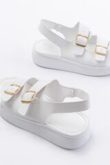 24413-572 Beyaz Günlük Dolgu Topuk Toka Aksesuarlı Kadın Sandalet