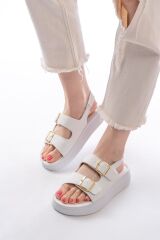 24413-572 Beyaz Günlük Dolgu Topuk Toka Aksesuarlı Kadın Sandalet