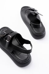 24413-572 Siyah Günlük Dolgu Topuk Toka Aksesuarlı Kadın Sandalet