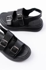 24413-572 Siyah Günlük Dolgu Topuk Toka Aksesuarlı Kadın Sandalet